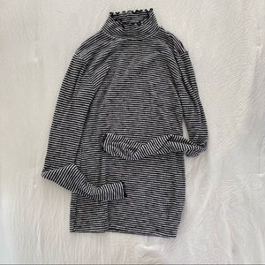 Stippled black and white turtle neck long sleeve